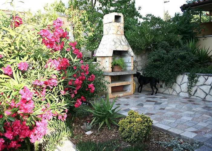 Center Dekanic דירה קרק