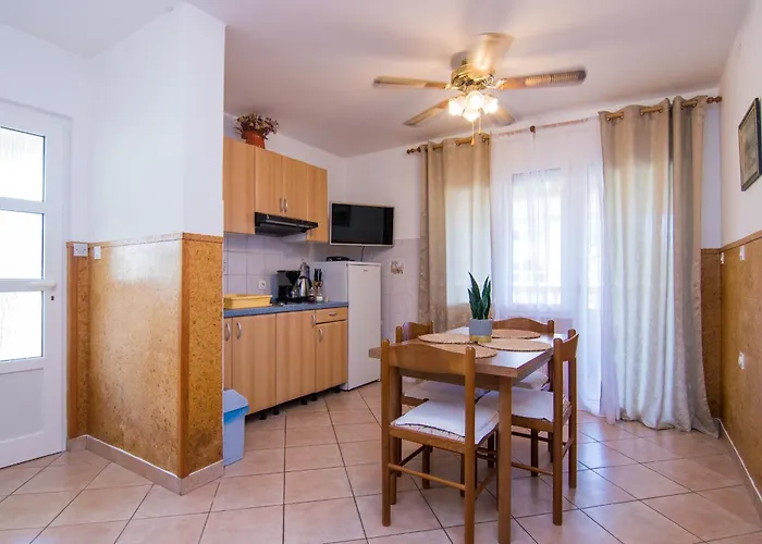 Center Dekanic * קרק