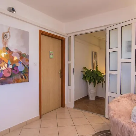 Center Dekanic Apartment