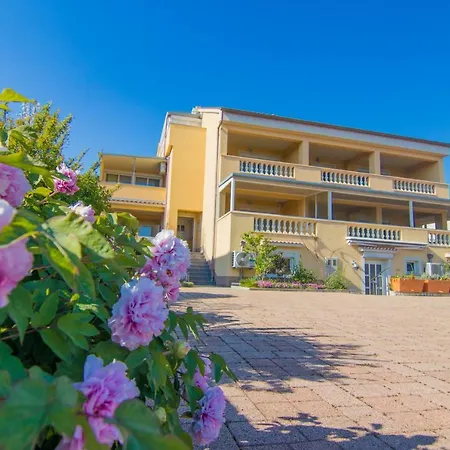 Center Dekanic Apartment *